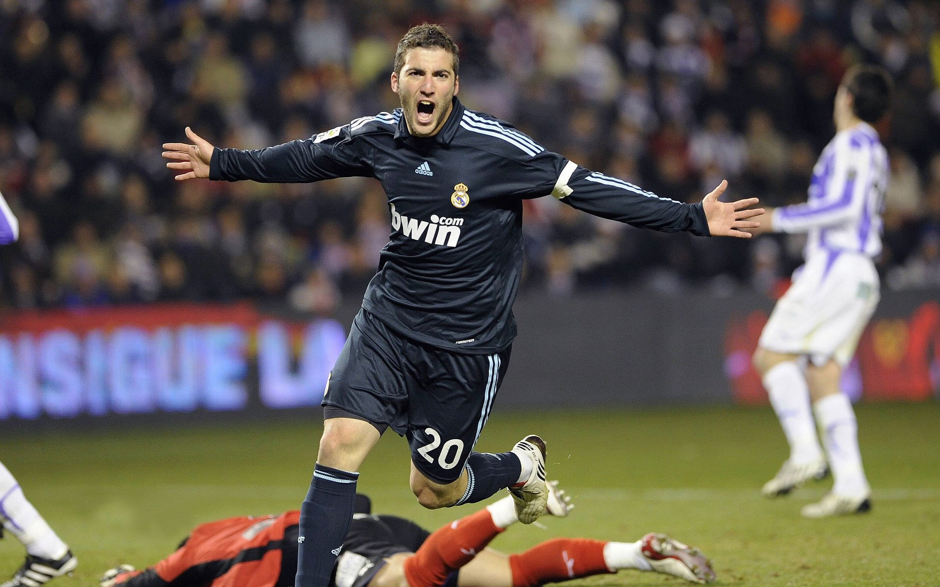 英超豪门豪掷千万收购欧洲顶级中场，收购英超足球俱乐部